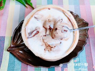 14、鲜椰浆苦咖啡绵绵冰（椰子油奶白顺滑诱人极了）,将苦咖啡冰淇淋放入椰浆牛奶冰沙中，混合在一起慢慢享用吧！