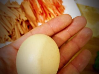 5、香酥黑椒手抓饼,新鲜鸡蛋????准备一个(上图鸡蛋为农村土鸡蛋,鸡蛋黄与市面上卖的鸡蛋颜色不一样,呈橘黄色,口感好些)