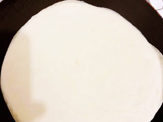 6、香酥黑椒手抓饼,开小火????将速冻手抓饼皮放至锅中加热(无需放油,因为速冻饼皮里面含有油),轻轻晃动锅,避免粘锅(选用不粘平底锅最佳),选用炒菜锅也无大碍,记得火????小勤晃锅就行了,效果也一样。