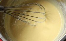 4、轻乳酪草莓,依次加入剩余的两个蛋黄，搅拌均匀