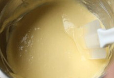 5、轻乳酪草莓,加入过筛后的低粉，用刮刀切拌均匀