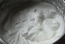 6、轻乳酪草莓,蛋清内滴入几滴白醋，倒入全部量的白糖，用打蛋器先低速后高速打至湿性发泡状态