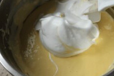 7、轻乳酪草莓,取三分之一蛋白，拌入奶酪糊中，用刮刀切拌均匀