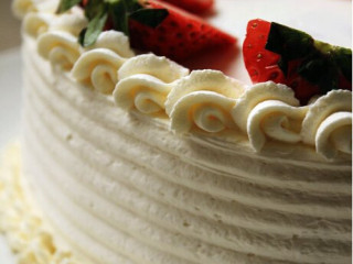 13、轻乳酪草莓,取出后静置两分钟后脱模，冷藏四小时后裱花即可