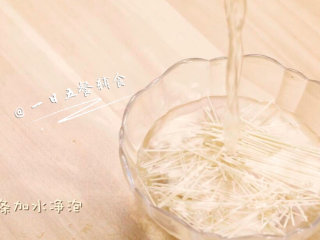 4、粉红鸡肉面 宝宝辅食,苋菜+西红柿+木耳,面条掰碎,泡一会,更容易熟。