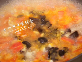 6、粉红鸡肉面 宝宝辅食,苋菜+西红柿+木耳,翻炒半分钟左右,加木耳,倒一碗水,煮开。