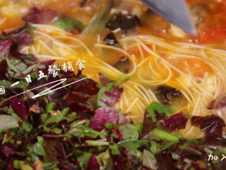 7、粉红鸡肉面 宝宝辅食,苋菜+西红柿+木耳,煮开后加入面条,苋菜。