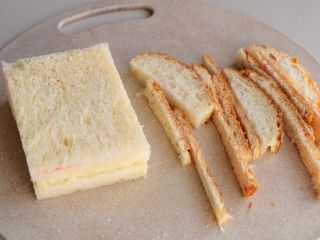 2、果酱缤纷三明治,吐司去掉四边