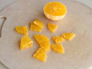 3、果酱缤纷三明治,橙子去皮切成小块