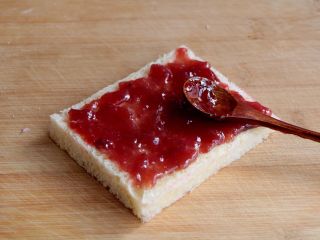 5、果酱缤纷三明治,取一块吐司，抹一层果酱；