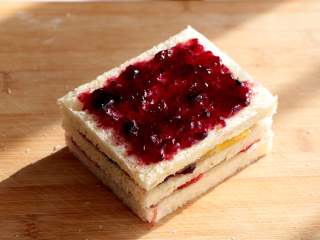 8、果酱缤纷三明治,最后放一片吐司，涂一层果酱，发挥你们的想象，放水果尽情开吃吧；