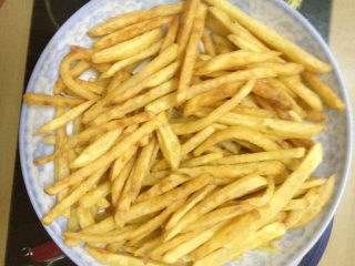 5、炸薯条,起锅，加上番茄酱，完工