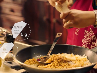 1、埃及烤鸡,埃及米饭：锅里倒橄榄油，放两片香叶，洋葱切开放入，加入埃及米，放孜然粉，加点盐和黑胡椒，小火炒十分钟，倒点开水，煮一会儿