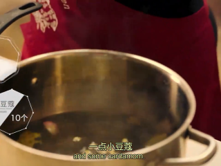 2、埃及烤鸡,汤：锅里烧水，加入切开的小洋葱、香叶，小豆蔻、整颗的豆蔻，加盐、黑胡椒