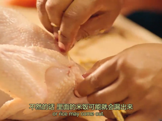 3、埃及烤鸡,整个鸡清洗干净，清除内脏，塞入胡萝卜、小洋葱、埃及米饭，用牙签封口，再用牙签在鸡身上扎小口，以便入味