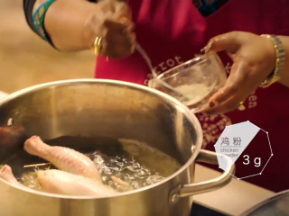 4、埃及烤鸡,把鸡放入汤里，加点鸡粉，加点盐，盖上盖子煮五十分钟