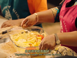 5、埃及烤鸡,底盘蔬菜：洋葱切开，土豆胡萝卜西红柿切片，放入玻璃长方形碗，撒上咖喱、姜黄、肉桂、鸡粉、盐、黑胡椒，再加西红柿、橄榄油，混合一起搅拌