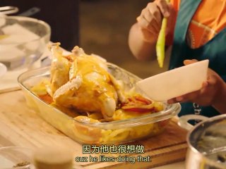 8、埃及烤鸡,把做好的调味酱涂到鸡上，涂抹均匀，放到烤箱，250度烤一个小时