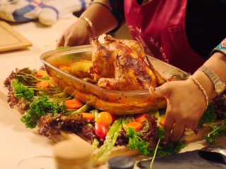 9、埃及烤鸡,摆盘：紫叶生菜放周围，再加上柠檬片，西红柿，鸡摆在中间就可以了