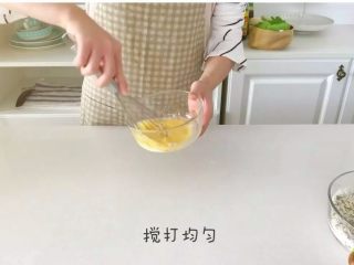 4、宝宝辅食：芝麻燕麦饼干,用打蛋器或筷子搅打均匀，比一般煎蛋要搅打更充分一点哦。