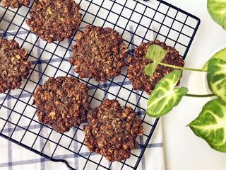 7、宝宝辅食：芝麻燕麦饼干,25分钟后完成，烤好后的小饼要尽快转移到冷却架上。