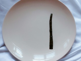 1、感恩的心,海苔用剪刀剪成树干的形状摆好