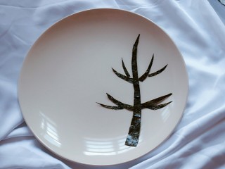 3、感恩的心,继续用海苔摆出其他枝干