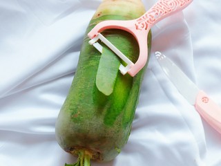 4、感恩的心,绿萝卜洗净用削皮刀削出薄皮