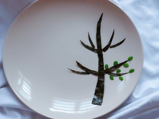 5、感恩的心,用剪刀剪出叶子摆好