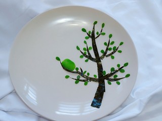 8、感恩的心,然后剪出一块大点的绿色皮,这个用来做鸟窝,剪好摆在树干上