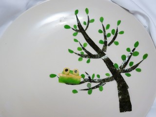 11、感恩的心,用海苔剪出小鸟的眼睛摆好,接着剪出绿色部分,摆好整个窝。