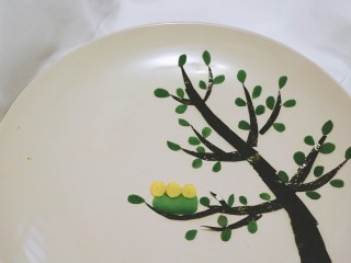 9、感恩的心,梨皮剪出鸟的头部摆好