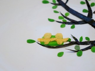 10、感恩的心,接着剪出小鸟的身体摆好,三小鸟只感觉挤了点改成两只了。