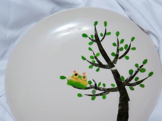 12、感恩的心,用牙签沾上番茄酱画出小鸟的嘴巴。