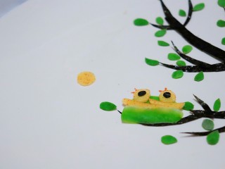 13、感恩的心,开始做鸟妈妈,梨剪出小鸟的头部。