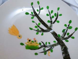 15、感恩的心,海苔剪出鸟妈妈的眼睛摆好。