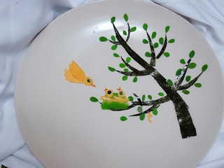 16、感恩的心,同样用牙签沾着番茄酱画出嘴巴部分。