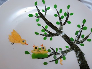 17、感恩的心,海苔剪出鸟妈妈腿摆好。