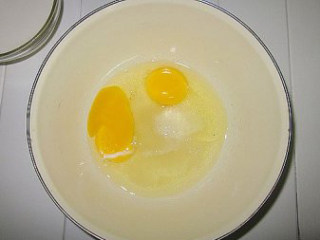 1、牛奶蜜红豆雪糕,将全蛋和白砂糖混合，用电动打蛋器搅拌至全蛋涨大发白