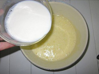 2、牛奶蜜红豆雪糕,将牛奶加入在蛋黄液里，搅拌均匀后倒入锅里