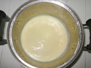 3、牛奶蜜红豆雪糕,将锅放在电糍炉上，小小火加热，一边不停搅拌一边加热，加热至微沸，牛奶蛋液变浓稠立即关火