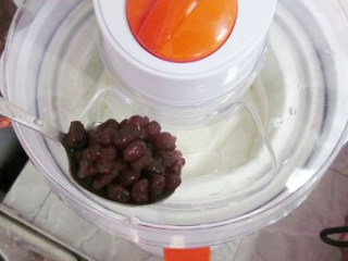 5、牛奶蜜红豆雪糕,开启机器搅拌15分钟后加入蜜红豆，再搅拌5分钟至均匀