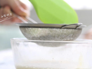 2、网格鸡蛋饼,低筋面粉过筛加入搅拌均匀。一起加入也可以，分开是为了防止结块，但分开加还是会结。搅拌好的面糊是可以像线一样往下流淌的。