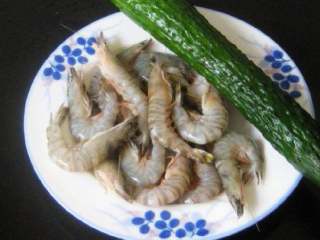 1、黄瓜虾仁,准备好食材。