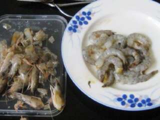 2、黄瓜虾仁,海虾去壳，去头，挑去沙线。