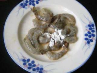 3、黄瓜虾仁,漂净，放盐，胡椒粉，淀粉搅拌一下入味。