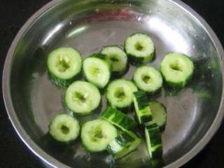 4、黄瓜虾仁,黄瓜洗净，切厚片，把当中挖个小洞。