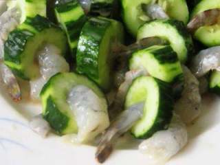 5、黄瓜虾仁,把虾仁穿过黄瓜。