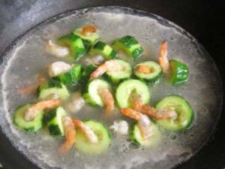 6、黄瓜虾仁,水开，放下穿好的虾仁黄瓜，焯至转色捞出。