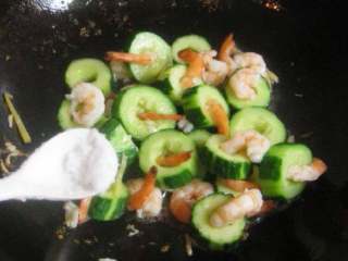 7、黄瓜虾仁,锅里油热，放姜丝，虾仁黄瓜煸炒1分钟，加料酒，盐，味极鲜炒匀。